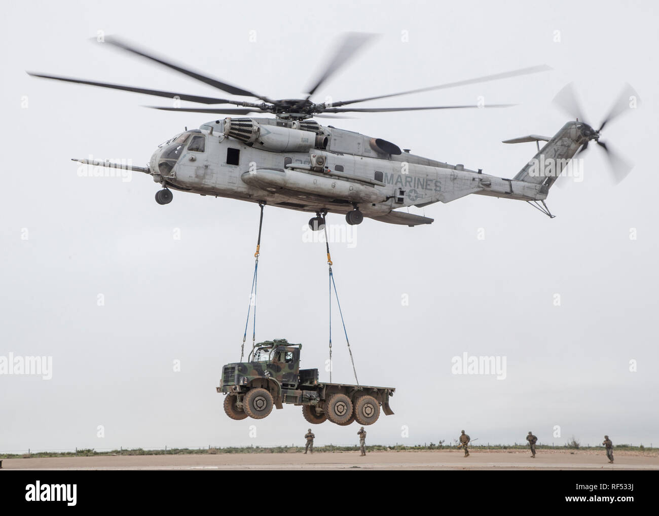 MARINE CORPS AIR STATION Miramar, Calif.- un tipo CH-53E Super Stallion con Marina escuadrón de helicópteros pesados (HMH) 462, aviones Marine Group (MAG) 16, 3a de alas de avión marino (MAW), los ascensores, un medio de sustitución de vehículos tácticos (MTVR) en Marine Corps Air Station Miramar, California, el 16 de enero. Los infantes de marina de HMH-462 y 01 Marine Logistics Group realizó una elevación externa de un MTVR para mejorar sus capacidades de apoyo y ejercer la aeronave tiene un límite máximo de 36.000 libras. (Ee.Uu. Marine Corps foto por Lance Cpl. Clare J. MCINTYRE) Foto de stock