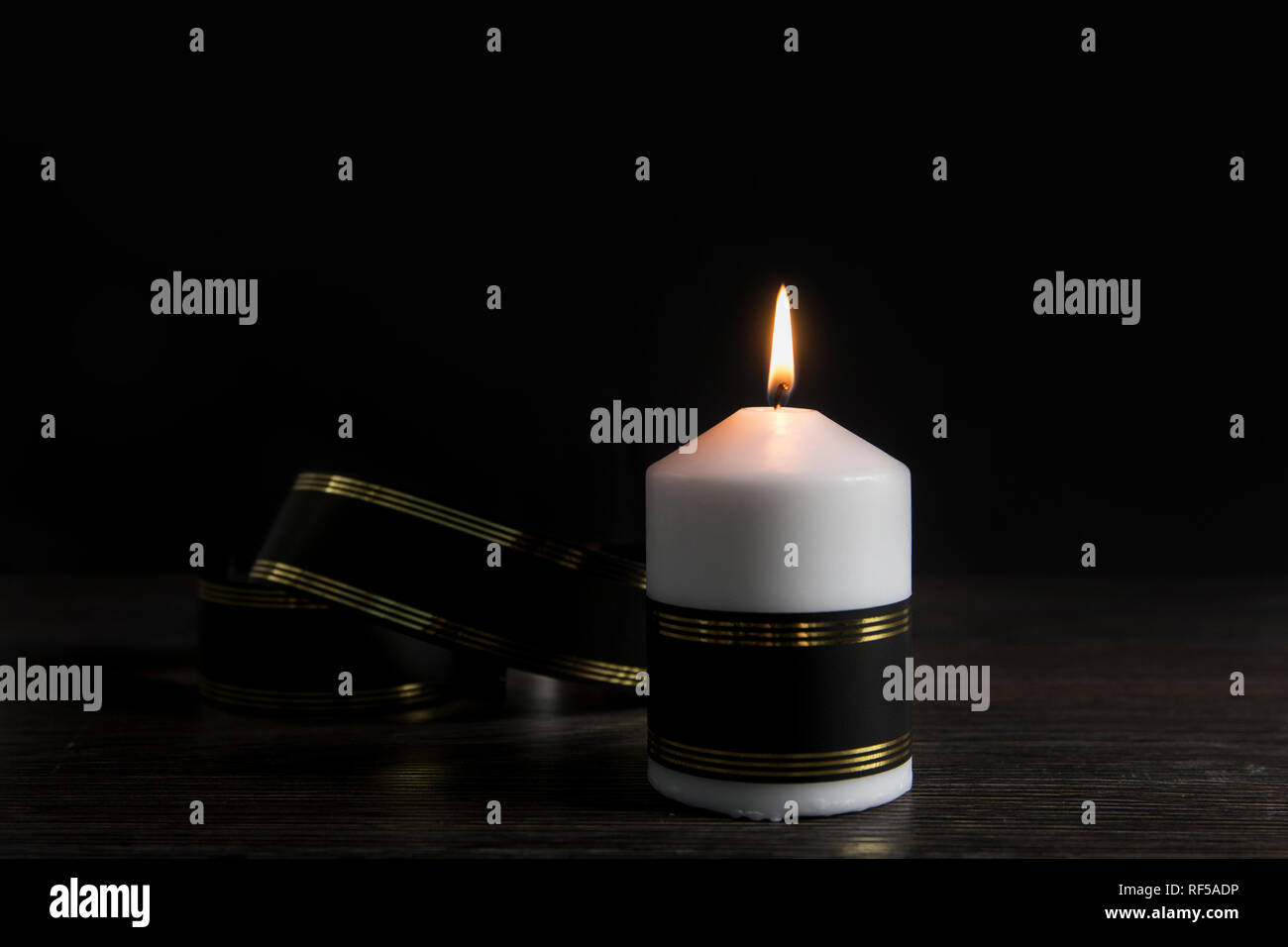 Vela blanca con cinta negra, símbolo de recuerdo o luto, fondo negro.  Montón de copia en blanco el espacio para el texto Fotografía de stock -  Alamy