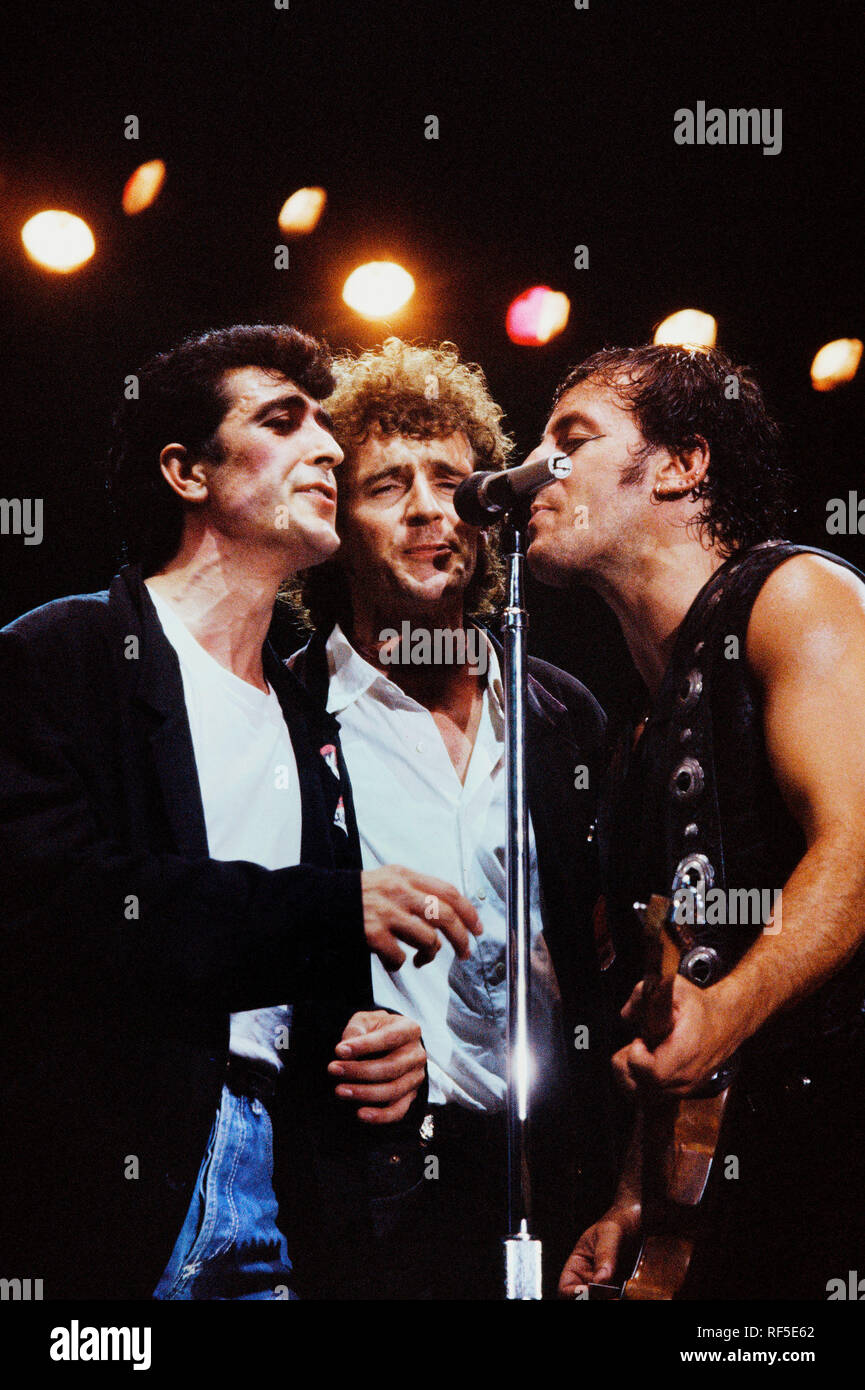 El último de la fila y Bruce Springsteen en el concierto de Amnistia  Internacional. Camp Nou, Barcelona. 1988. Crédito: Álbum / francesc  fàbregas Fotografía de stock - Alamy