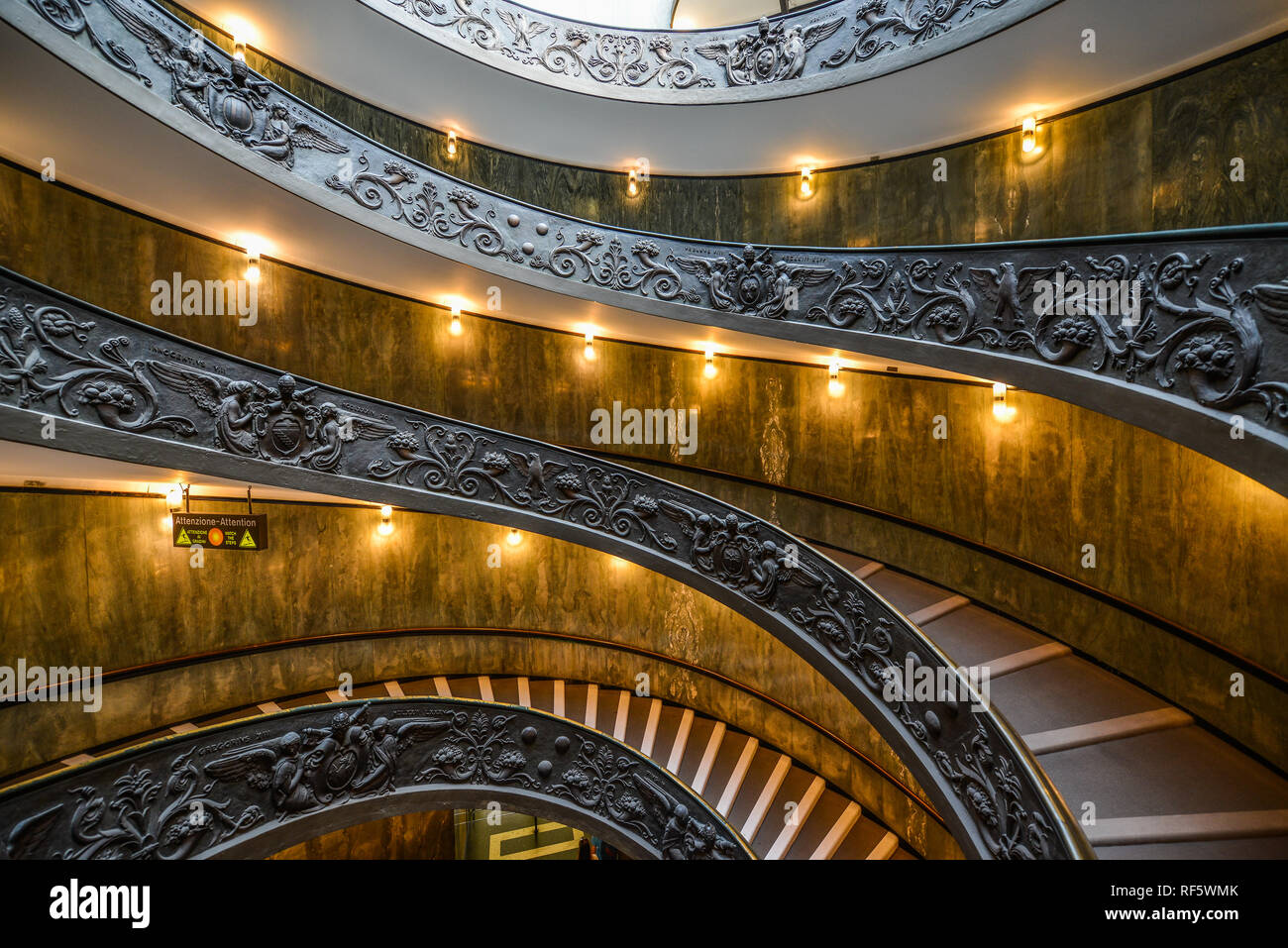 Vaticano - 16 Oct, 2018. Escalera de Bramante en los Museos Vaticanos. La escalera de doble hélice es el famoso destino turístico del Vaticano y Roma. Foto de stock