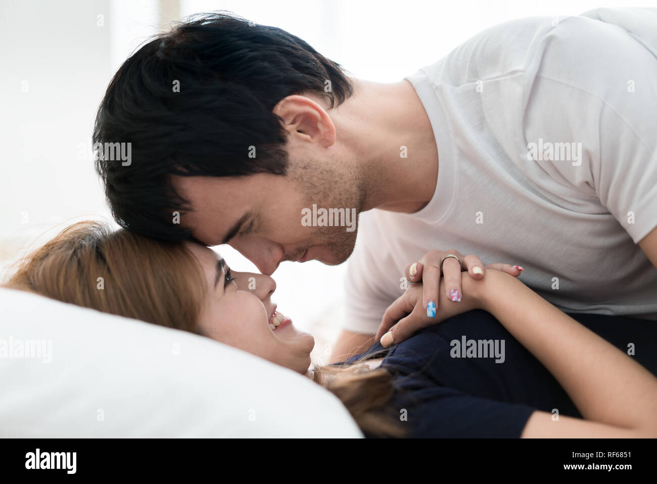 Amor joven pareja romántica escena en la cama, en el dormitorio. Los  amantes de la sensual de hacer el amor en el dormitorio Fotografía de stock  - Alamy