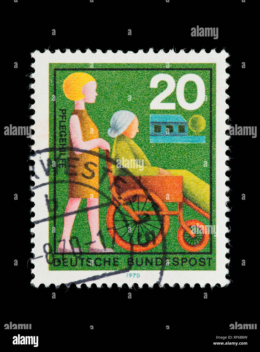 Sello de Alemania representando una enfermera ayudando a una anciana en una silla de ruedas. Foto de stock