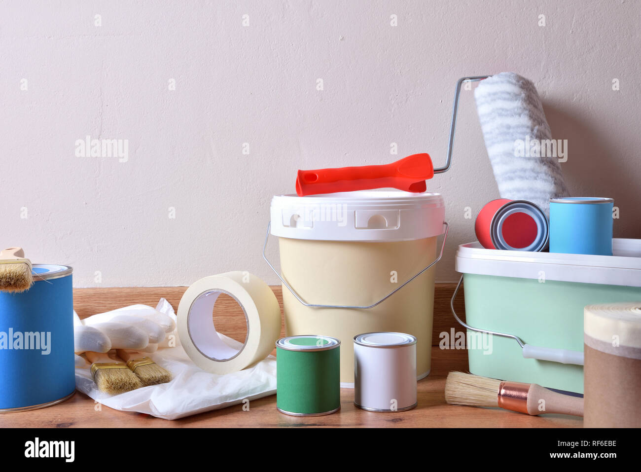 Herramientas De Pintura Para El Hogar Sobre La Mesa Con La Pared