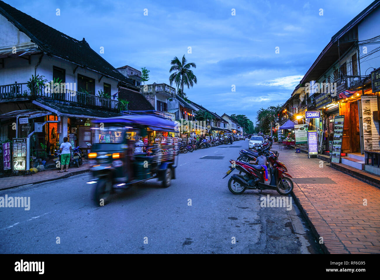 En Luang Prabang, Laos - Junio 12, 2017: Las calles de la antigua ciudad de Luang Prabang durante la noche. Foto de stock