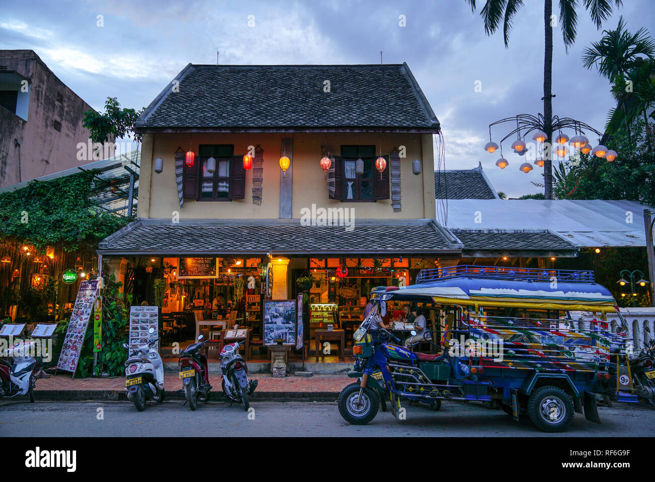 En Luang Prabang, Laos - Junio 12, 2017: Las calles de la antigua ciudad de Luang Prabang durante la noche. Foto de stock