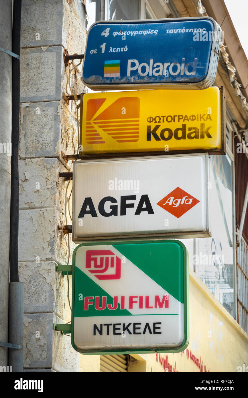 Viejos carteles de publicidad de una variedad de películas fotográficas fotógrafos encima de una tienda en Kalamata, Mesenia, sur del Peloponeso, Grecia. Foto de stock