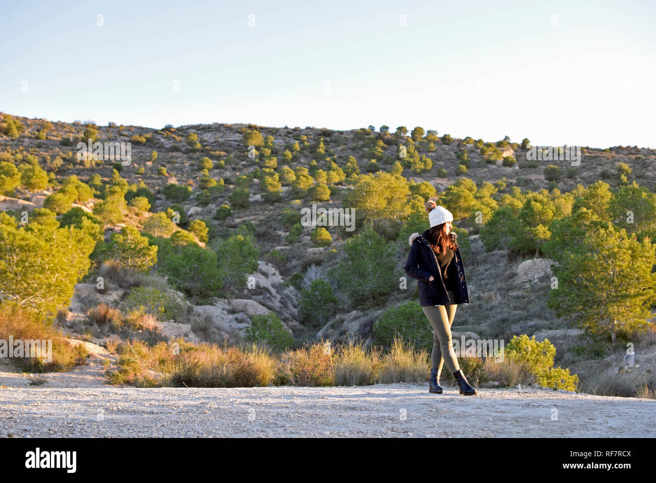 Chica hispana caminando en el invierno hasta el countryide. Foto de stock