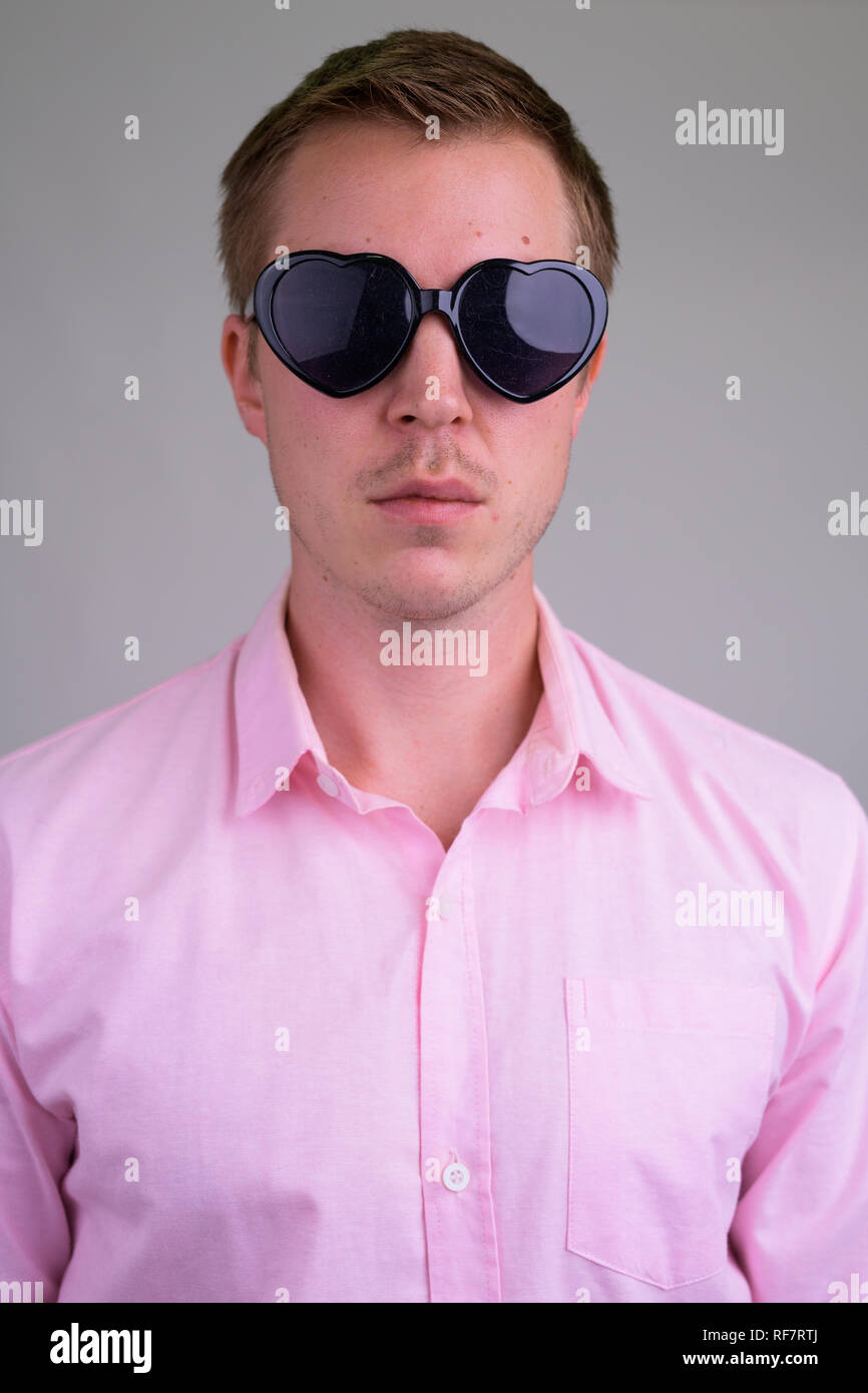 Cara de joven apuesto empresario llevar gafas de sol con forma de corazón Foto de stock