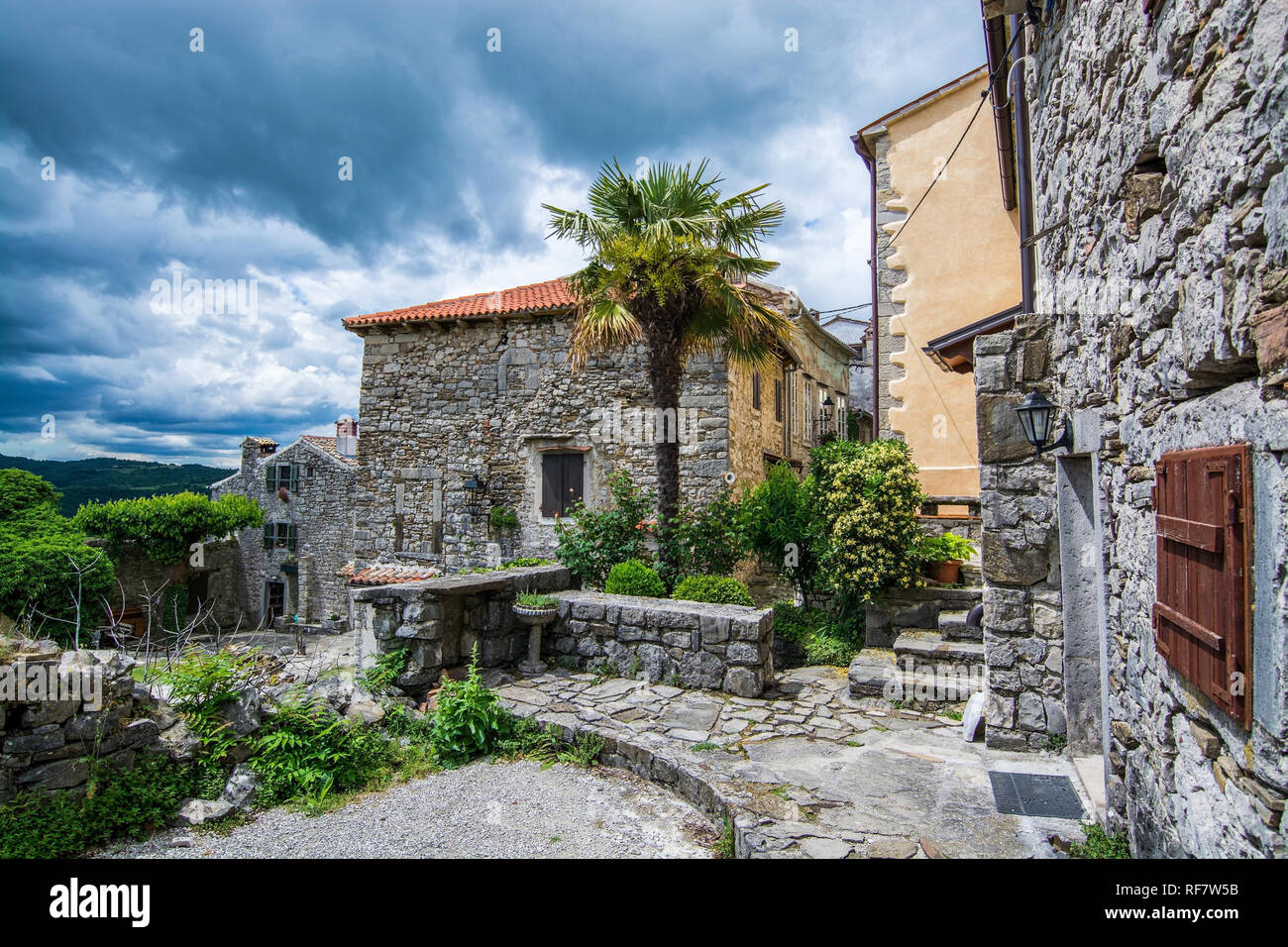 La Ciudad Más Pequeña Del Mundo Hum es una ciudad en la región de Istrien West-Croatian, a unos 14  kilómetros de Buzet retirado y es llamada "la ciudad más pequeña del mundo".,  Hum ist eine Stadt Fotografía de