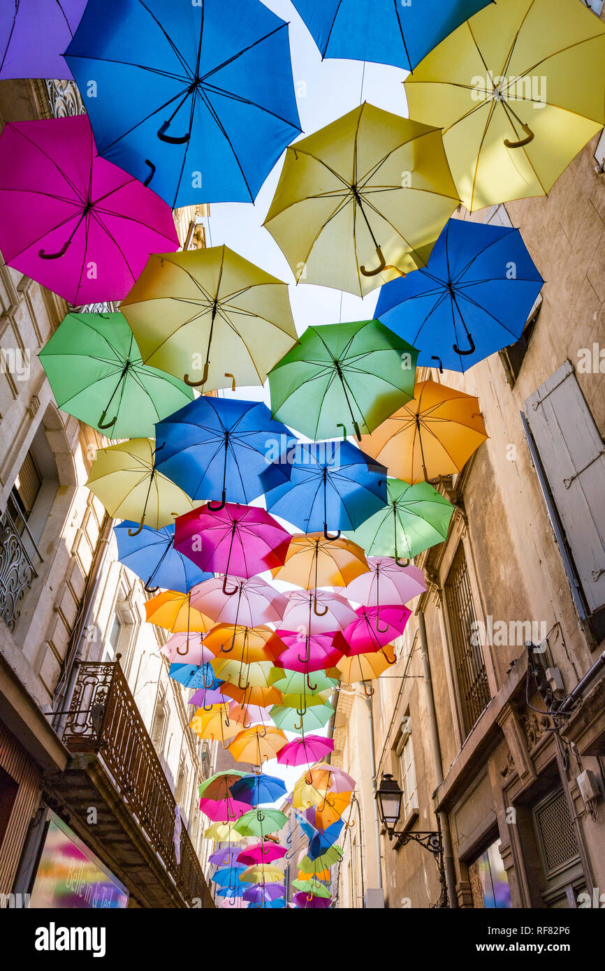 Coloridos paraguas street en Beziers Foto de stock