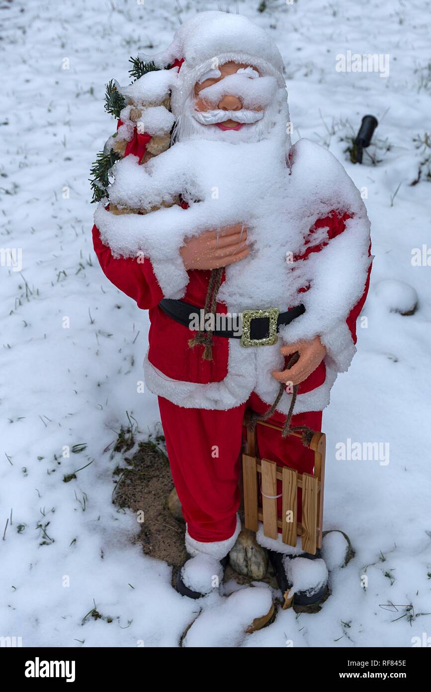 La nieve cubrió la figura de Santa Claus, Franconia, Baviera, Alemania Foto de stock