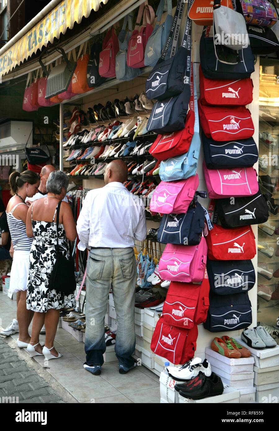 TUR Lado Turquía Riviera Turca. Tienda con productos falsificados y bolsos  zapatos Puma en el casco antiguo Fotografía de stock - Alamy