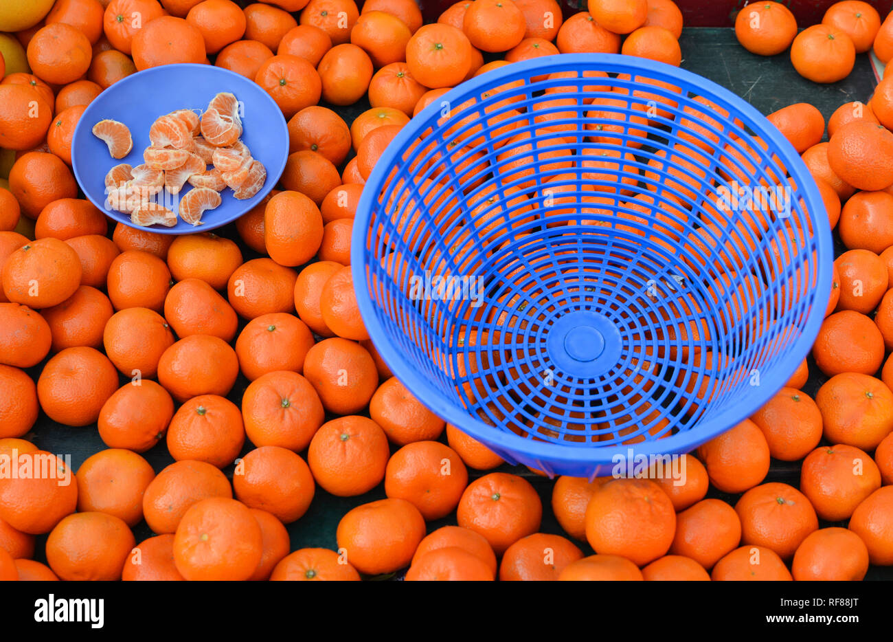 Las mandarinas en el mercado Foto de stock