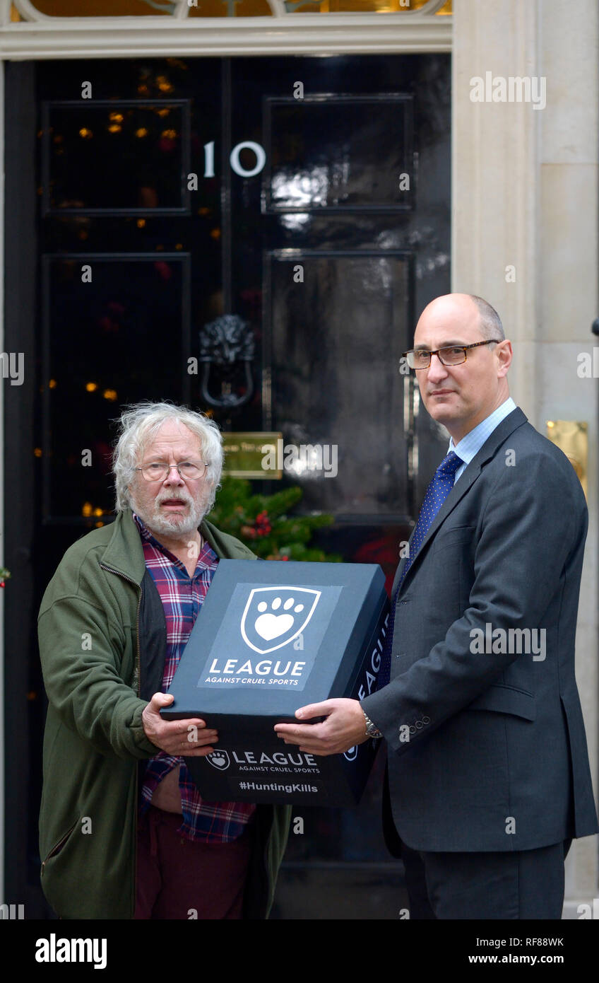 Bill Oddie, Andy Knott (Chief Executive Officer) y miembros de la Liga contra los deportes crueles entregar una petición al 10 de Downing Street, 19 de diciem Foto de stock