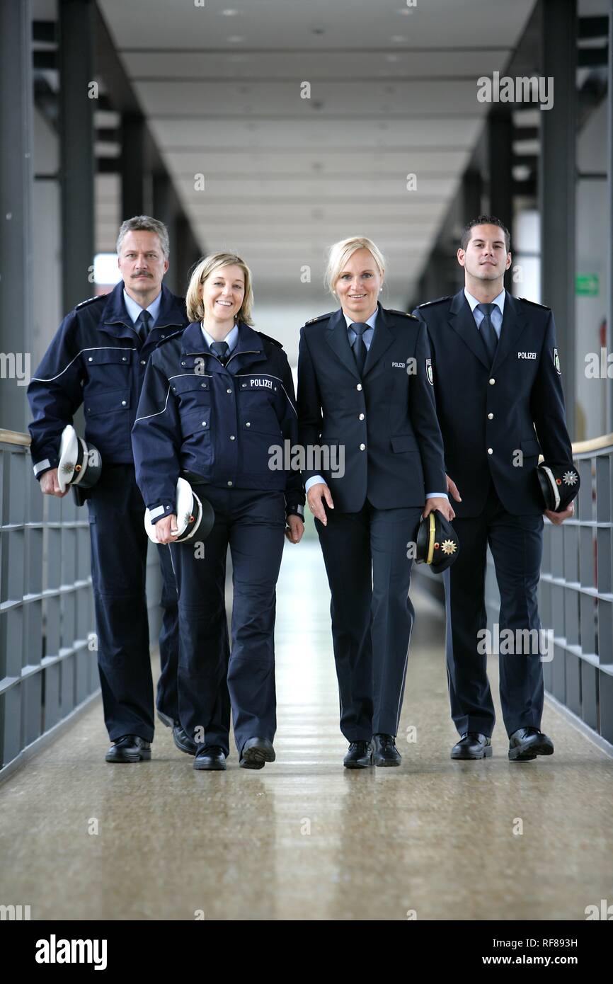 Uniformes policiales fotografías e imágenes de alta resolución - Alamy
