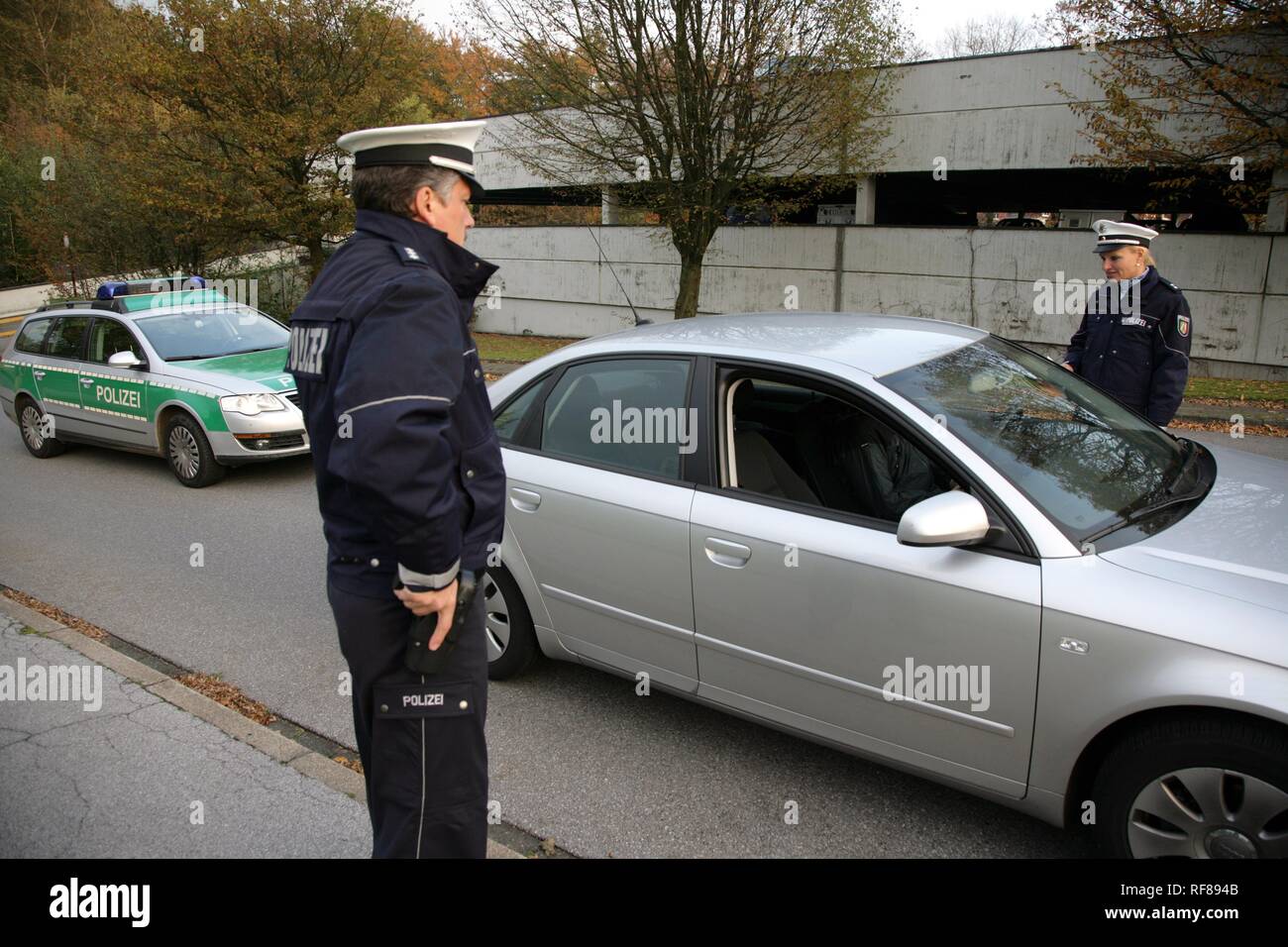 Los nuevos uniformes de la policía azul desgastada por macho y hembra 1400 North Rhine-Westphalian policías, Duesseldorf Foto de stock