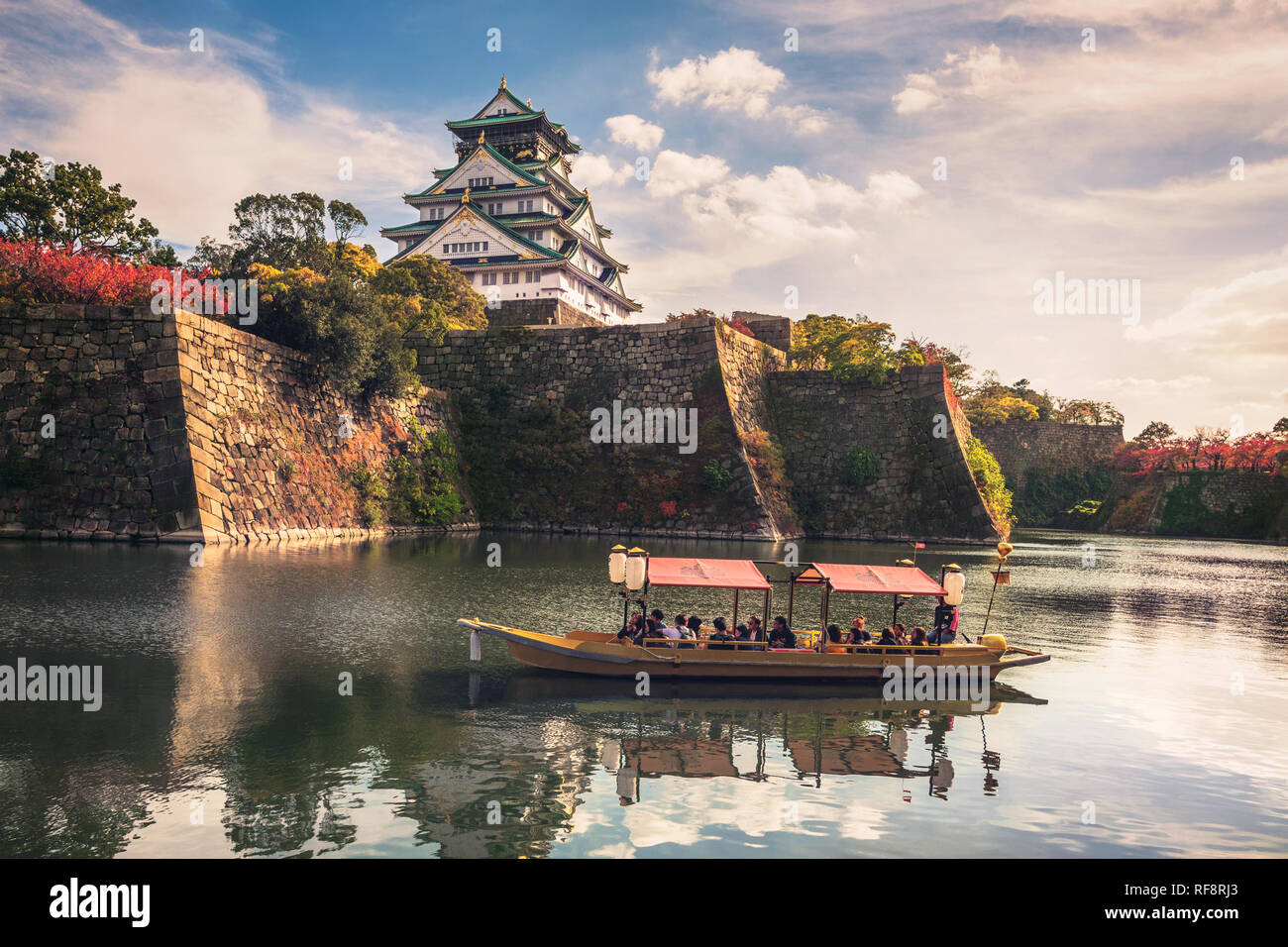 Los barcos turísticos con turistas a lo largo del foso del Castillo de Osaka, Osaka, Japón Foto de stock