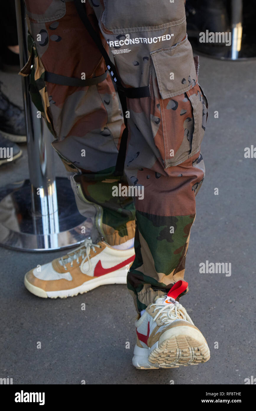 Milán, Italia - 14 de enero de 2019: el hombre con gris, marrón y verde  Camuflaje pantalones