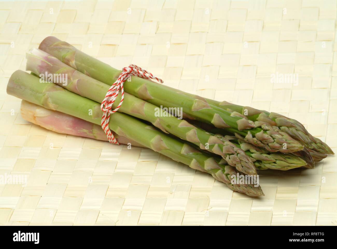Los espárragos verdes (Asparagus officinalis, Asparago verde) Foto de stock