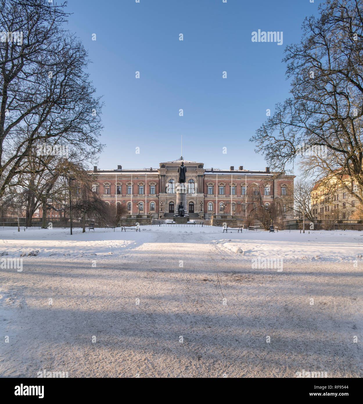 Desde el hall de la Universidad de Uppsala University Park, Uppsala, Suecia, Escandinavia Foto de stock