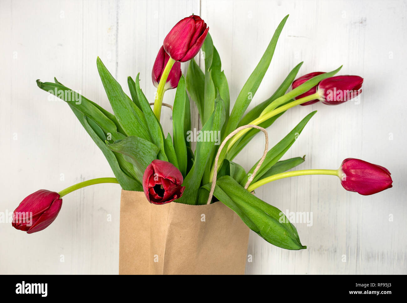 Spring tulip bouquet brown paper fotografías e imágenes de alta resolución  - Alamy