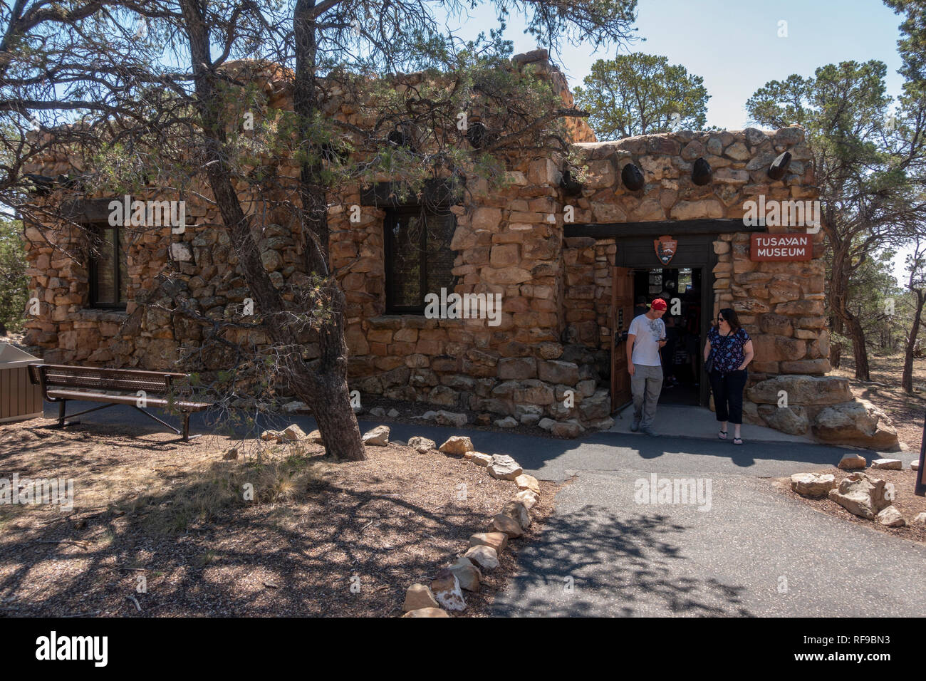 Los visitantes dejando el Tusayan ruinas Tusayan (o Pueblo) Museo en el Parque Nacional del Gran Cañón, Arizona, EE.UU. Foto de stock