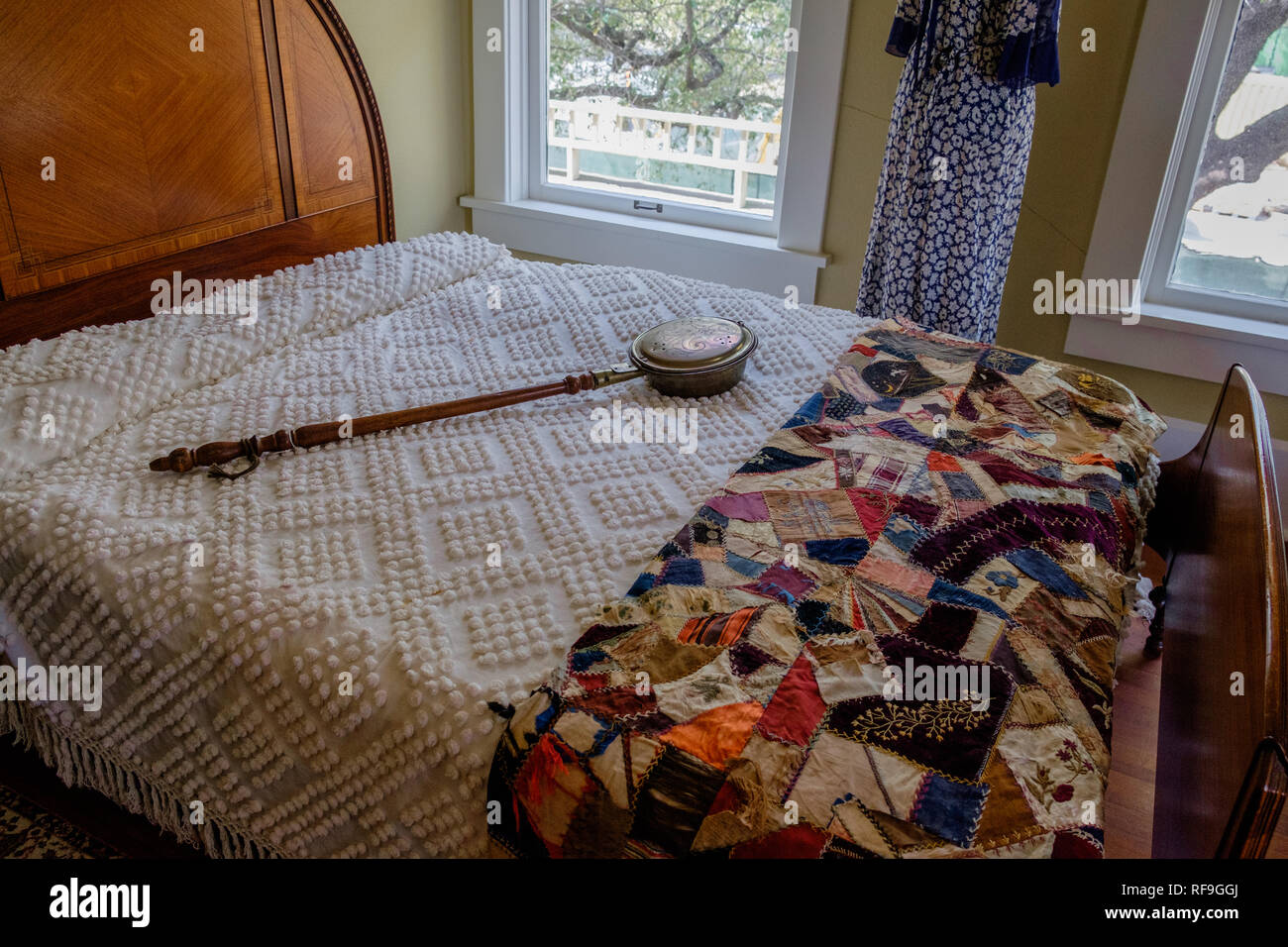 Antigua cama doble con cabecera y pie de junta, handmade quilt & antiguo madera y lámina de cobre más cálidas, vintage white bedcover. Foto de stock
