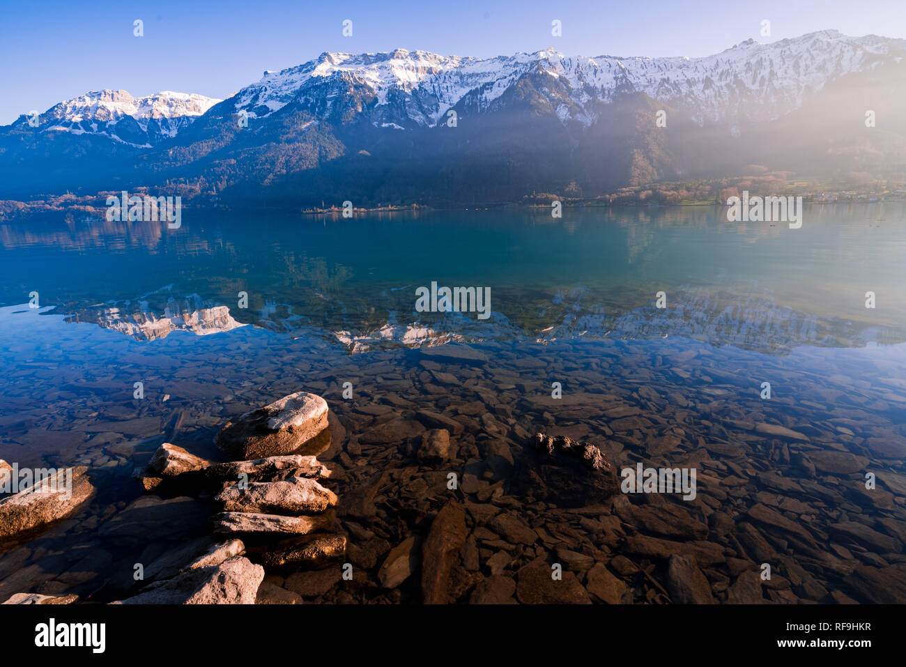 El lago situado más al norte de Interlaken, Brienzersee en Suiza. Situado en un valle entre las montañas. Foto de stock