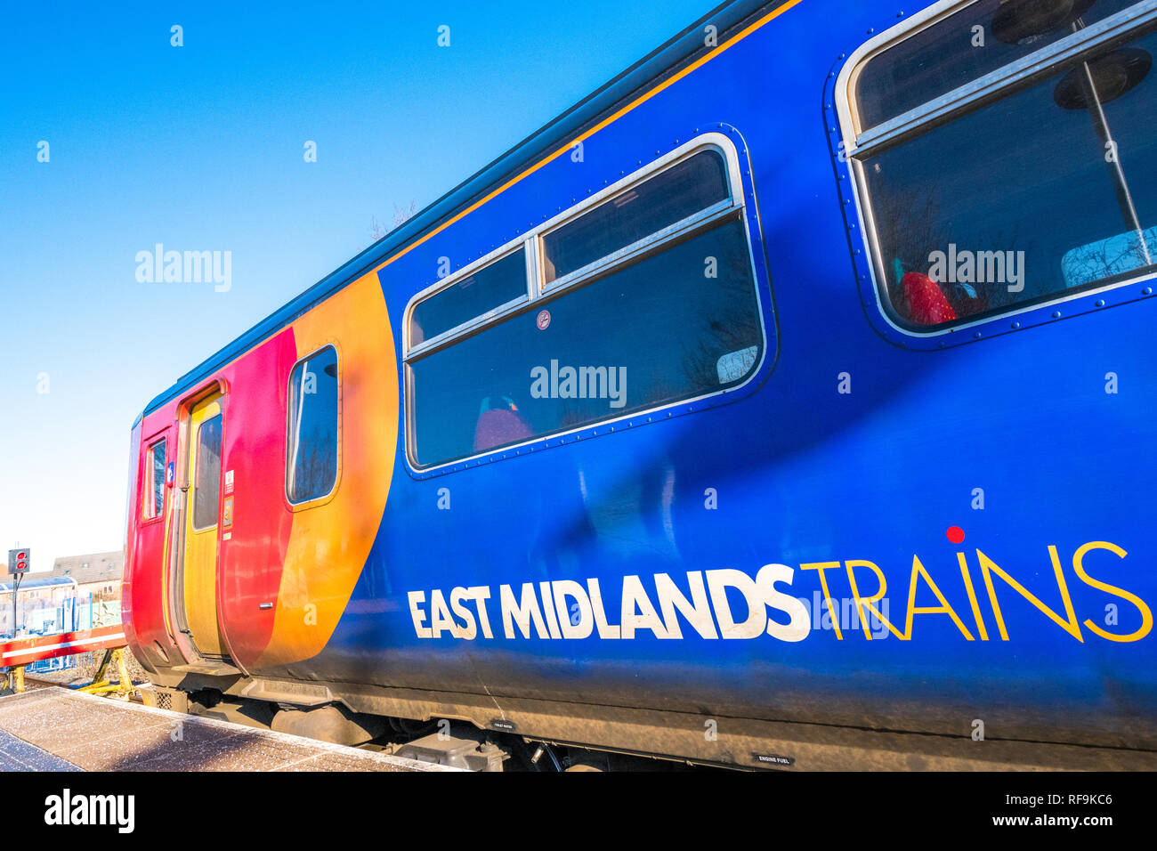 East Midlands trains tren parado en la plataforma con luz roja de parada. Foto de stock