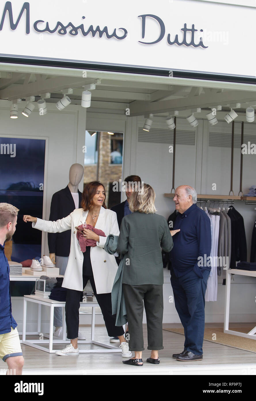 A Coruña, España - 21.2018. Amancio Gaona (fundador de Inditex) mirando la ropa en la tienda de Massimo Dutti en julio 21,2018 en A Coruña, España Fotografía de stock - Alamy