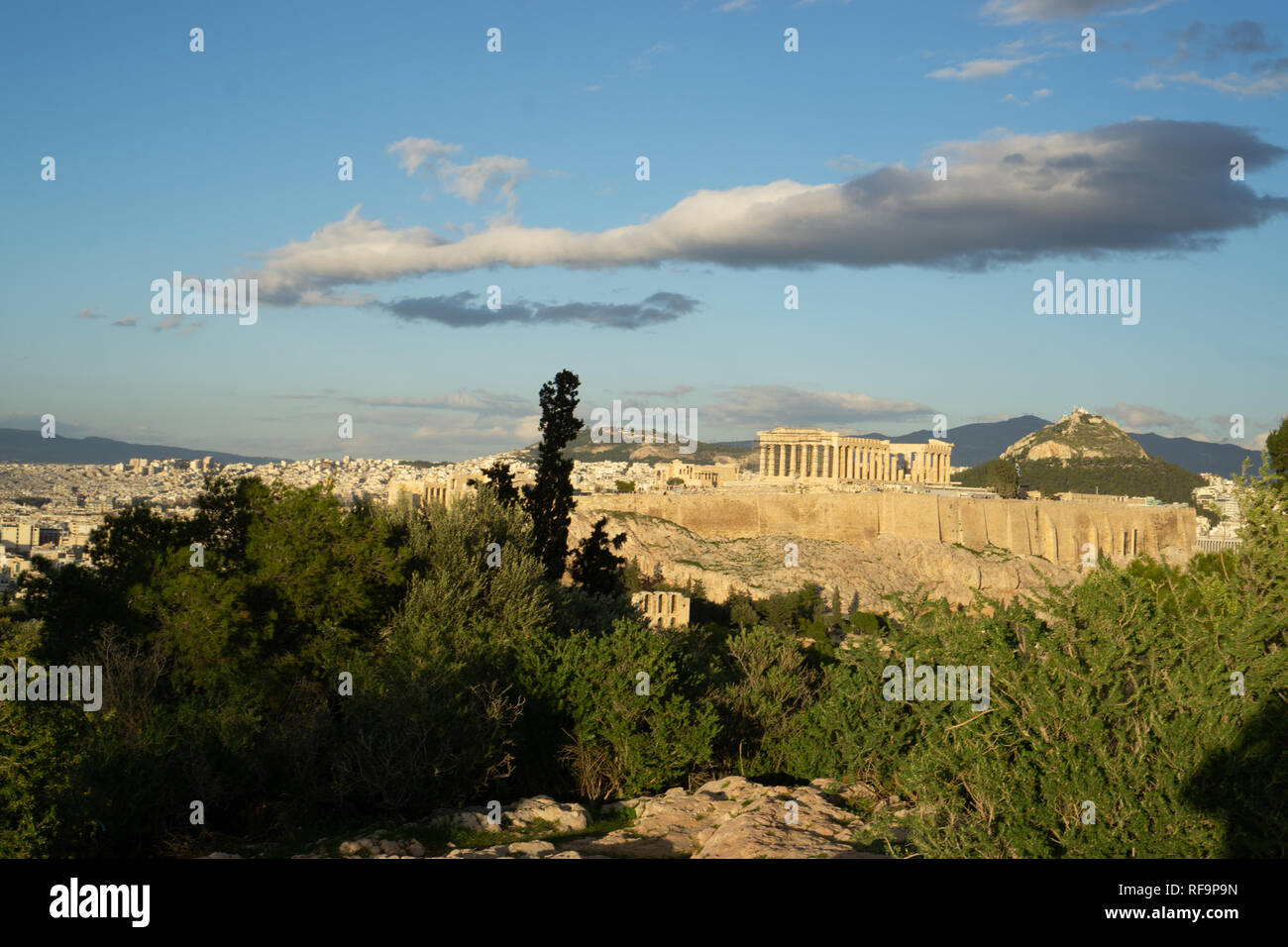 Si desea ver el Partenón de cerca o de lejos, siempre es impresionantemente majestuoso. Foto de stock