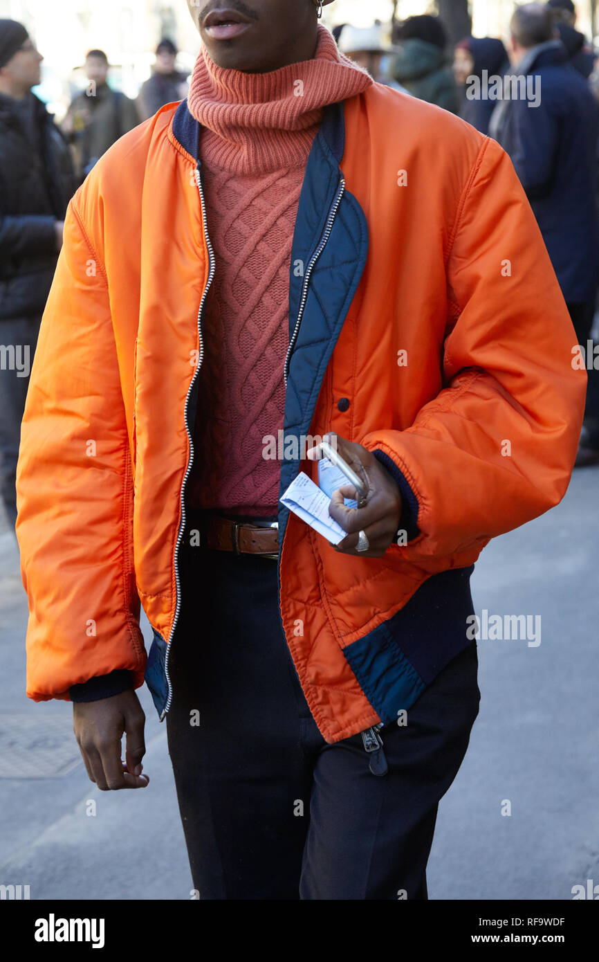 Milán, Italia - 14 de enero de 2019: el hombre con chaqueta de bombardero  naranja caminando antes de Fendi Fashion Show, la Semana de la moda de  Milán street style Fotografía de stock - Alamy