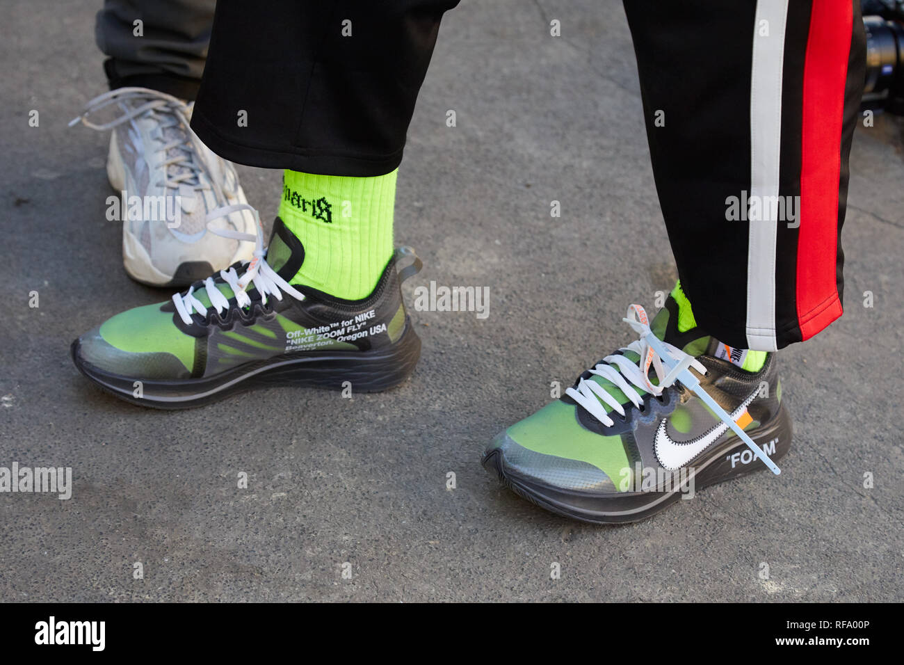 Barón Gobernable Horizontal Milán, Italia - 14 de enero de 2019: el hombre con espuma de Nike sneakers  transparente con