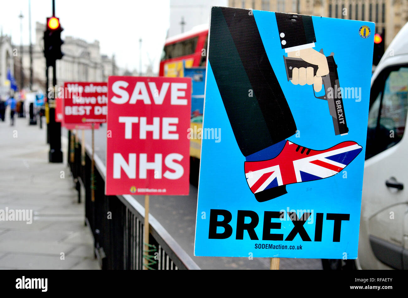 Londres, Inglaterra, Reino Unido. Anti-Brexit protesta fuera de las Casas del Parlamento - protestar por SODEM (Stand de desafío del Movimiento Europeo) y Steve Bra Foto de stock