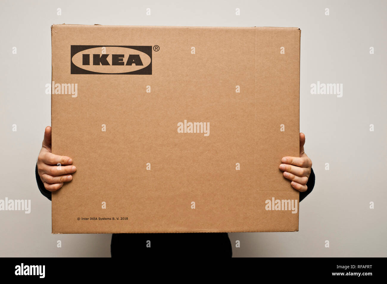 Hombre sujetando una caja de cartón de Ikea Foto de stock