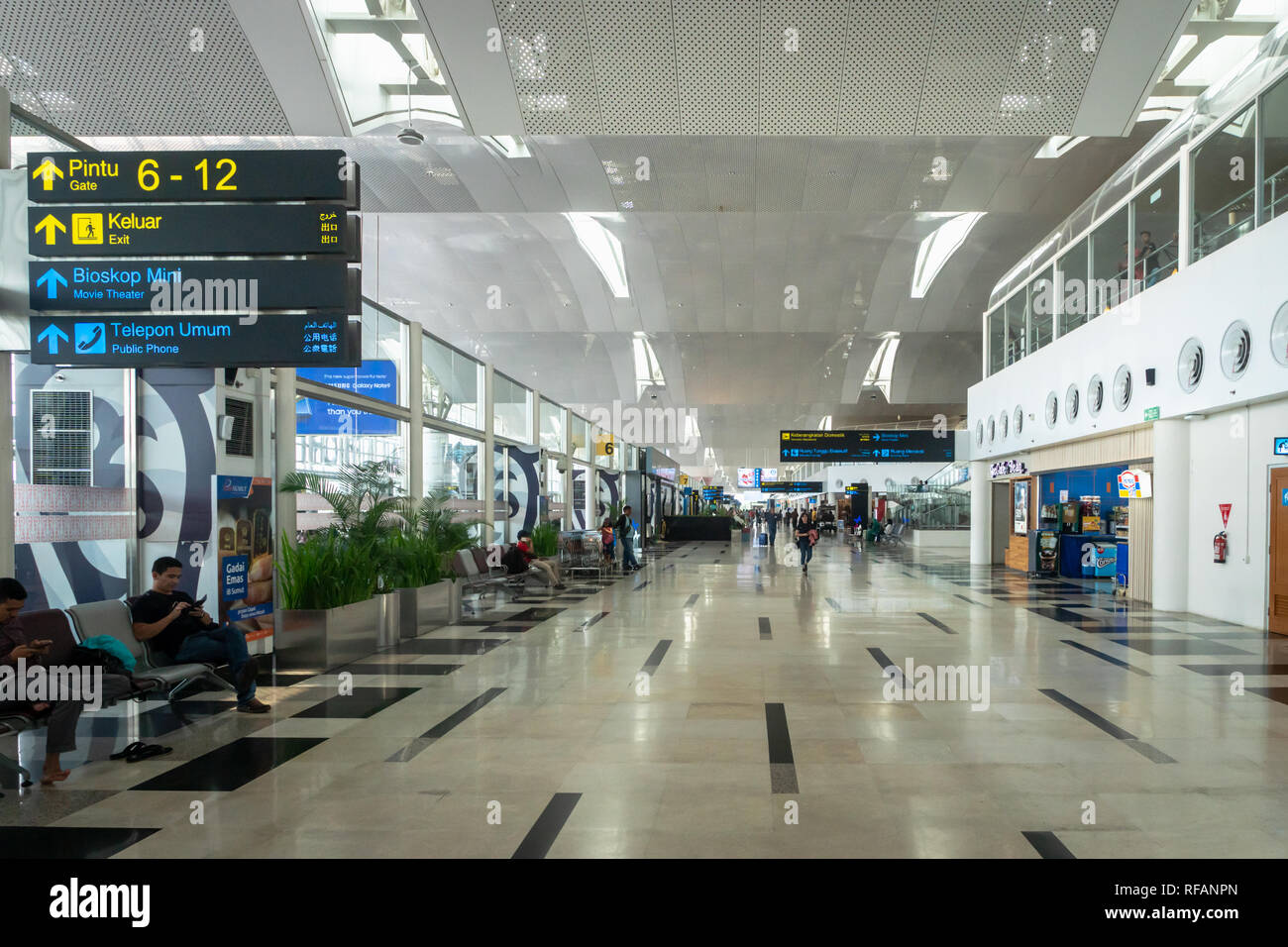 Medan, Indonesia - Enero 2019: Aeropuerto internacional Kualanamu arquitectura en Medan, Sumatra del Norte, Indonesia. Foto de stock