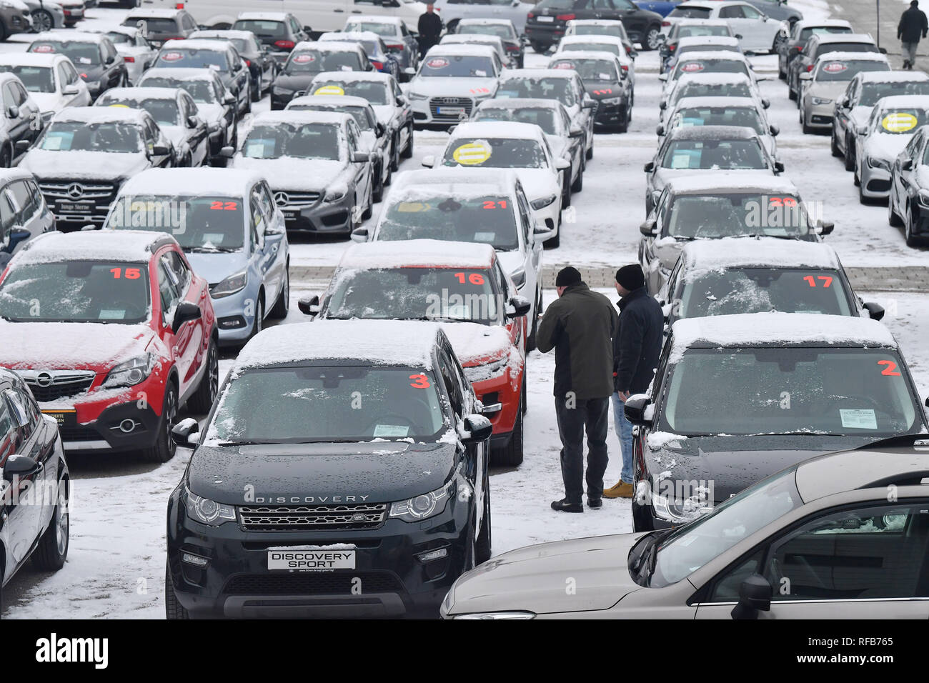 Erfurt, Alemania. 25 ene, 2019. Autos usados son ofrecidos para la venta en  la 12ª Motor Show. Alrededor de 140 expositores presentan con 30 diferentes  marcas de automóviles en el centro de