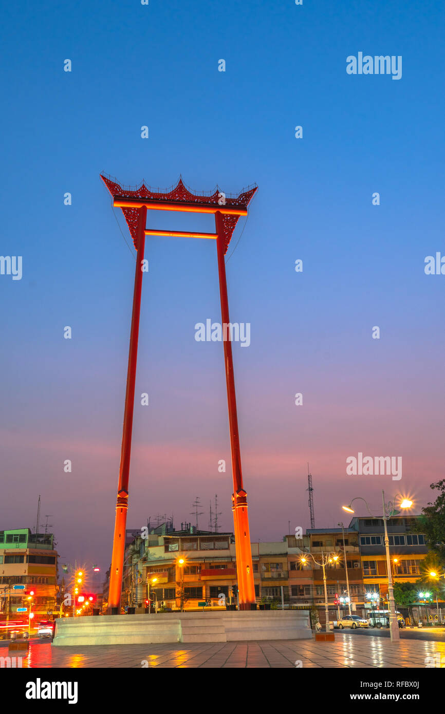 Amanecer en Swing pilares en Bangkok. Sao Chingcha Swing o pilares son la arquitectura creada para la ceremonia de balanceo en la ceremonia real de Foto de stock