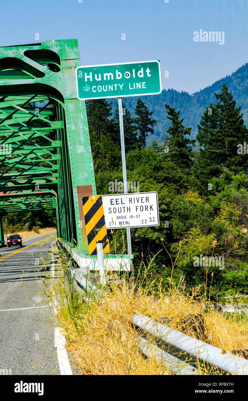 La línea del condado de Humboldt y Eel River en el norte de California, junto a la autopista 101, el Redwood Highway Foto de stock