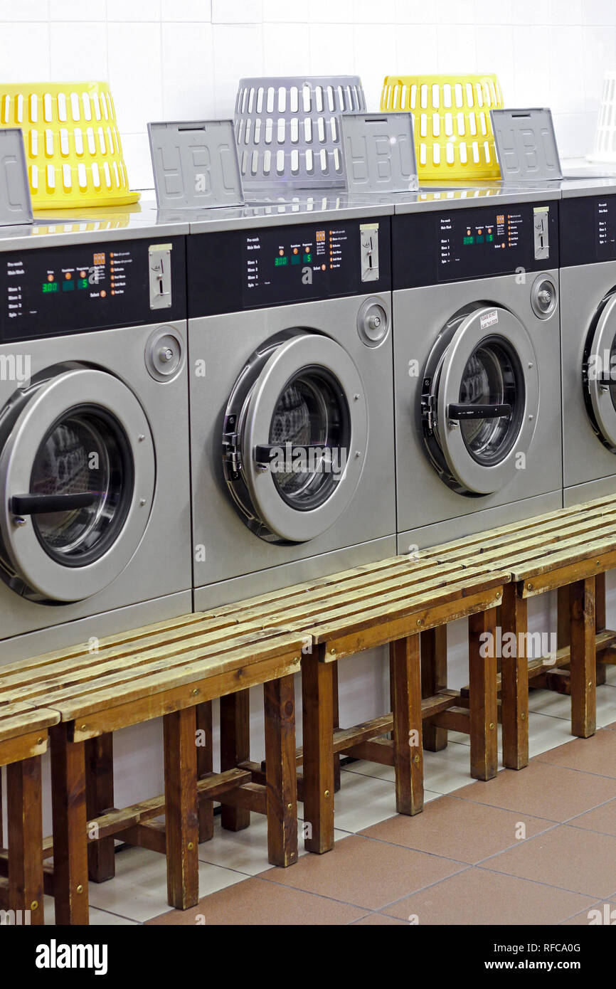 Lavadoras que funcionan con monedas de lavandería Tienda Fotografía de  stock - Alamy