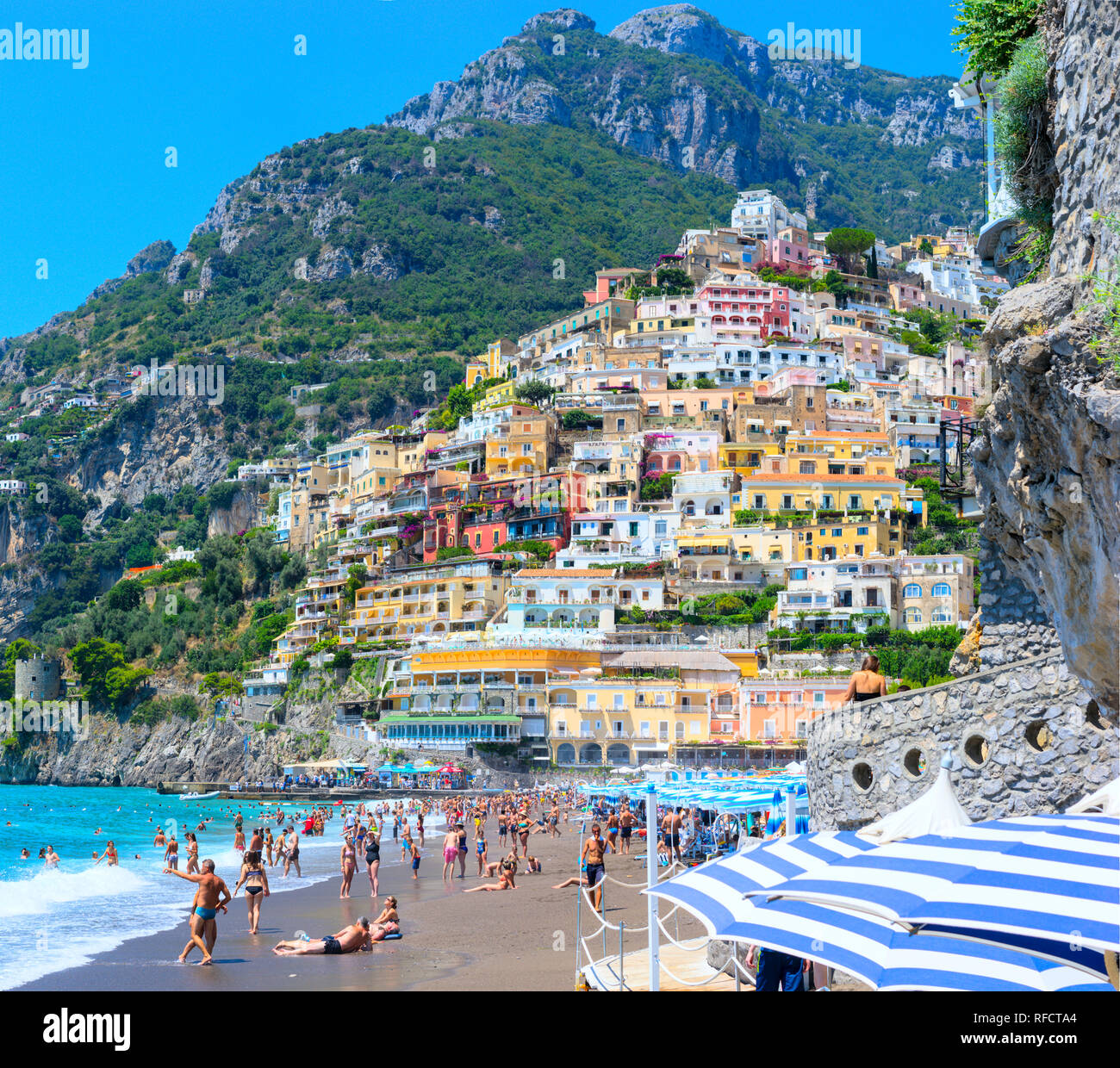 El pueblo en la ladera de Positano en la costa de Amalfi en Italia Foto de stock