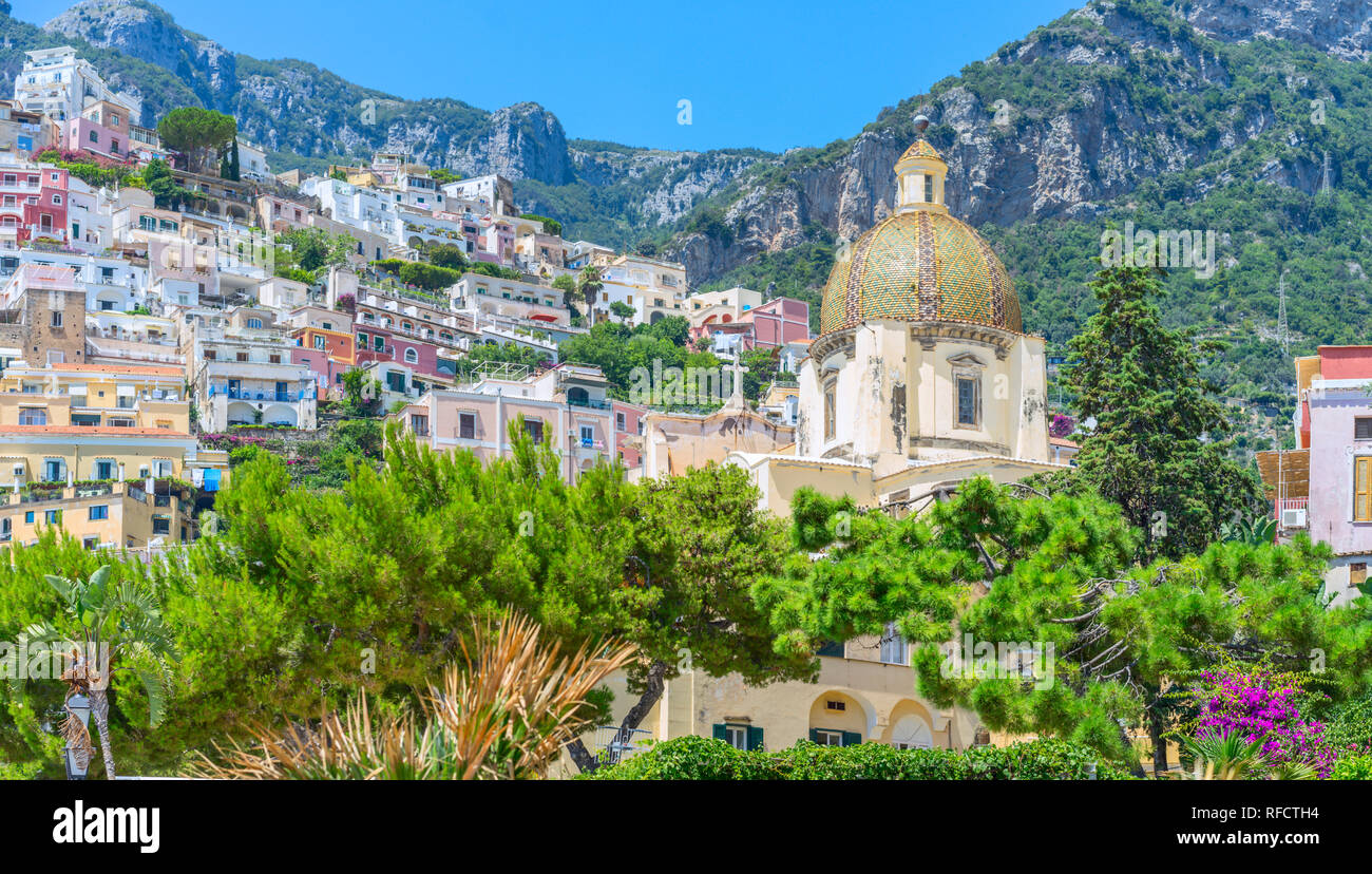 La Iglesia de Santa Maria Assunta, anidada en la ciudad costera de Positano en la costa de Amalfi, cerca de Sorrento en Italia Foto de stock
