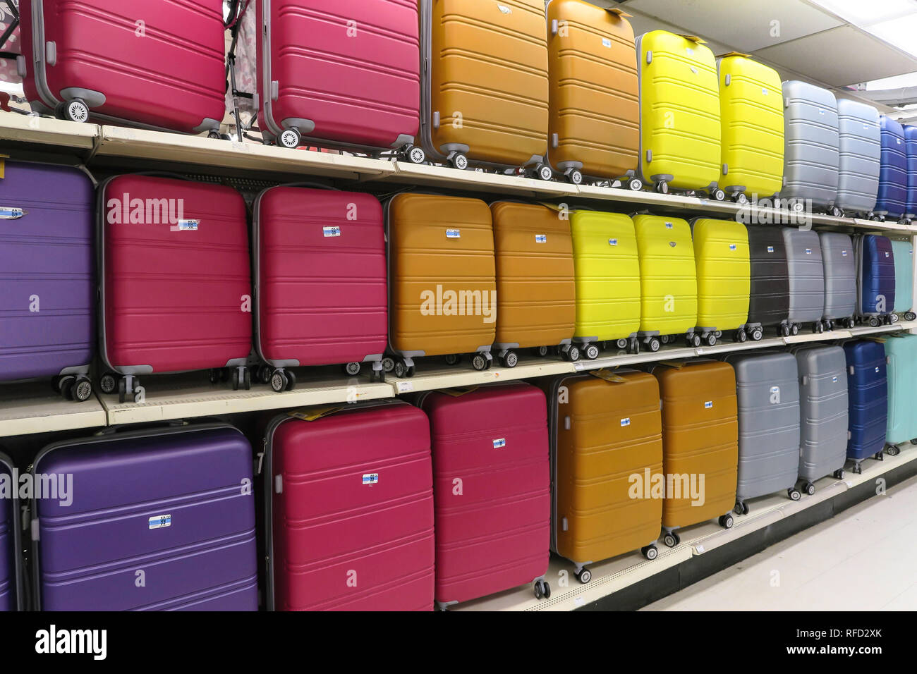 El equipaje a la venta en las tiendas Kmart en la Ciudad de Nueva York,  EE.UU Fotografía de stock - Alamy