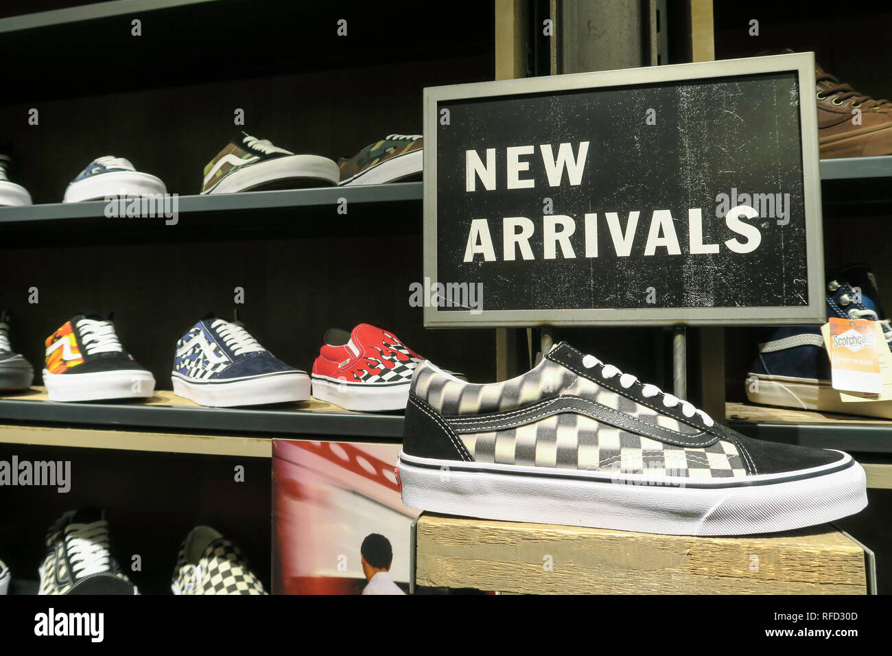 Vans es un zapato de skate y ropa con una tienda minorista en 34th Street, Nueva  York, EE.UU Fotografía de stock - Alamy