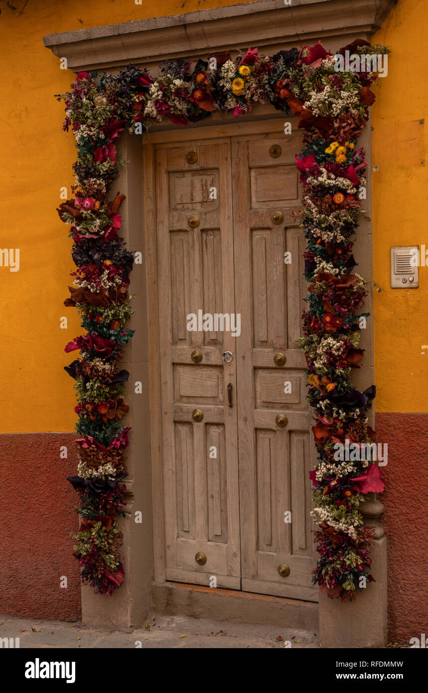 Puerta con adornos de navidad en San Miguel de Allende, México central  Fotografía de stock - Alamy