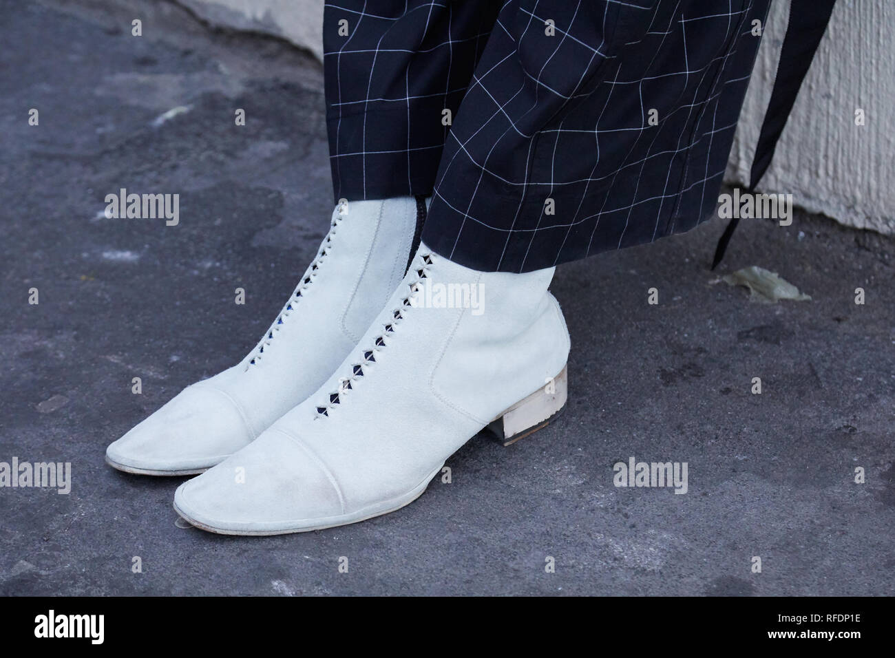 étnico Días laborables Vueltas y vueltas Milán, Italia - 14 de enero de 2019: el hombre con zapatos blancos y  pantalón a cuadros en blanco y negro antes de Spyder Fashion Show, la  Semana de la moda de