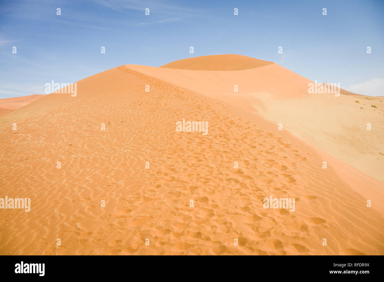 El místico desierto de dunas y paisajes del Parque Nacional Namib-Naukluft hacer un hermoso día de viaje de Sesriem camp en el borde del Namib Foto de stock