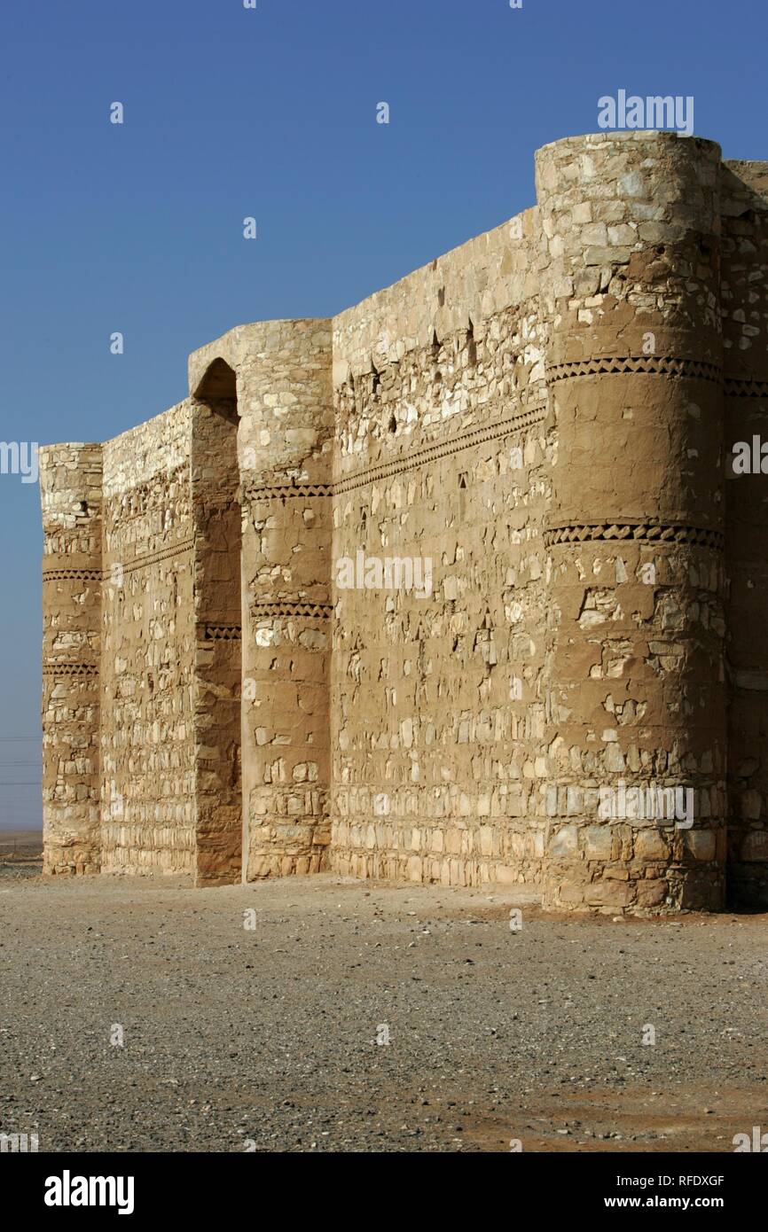 JOR, Jordania : desierto castillo de Qasr al-Kharana, caravansery desde 710 aC. En desert Road 40. | Foto de stock