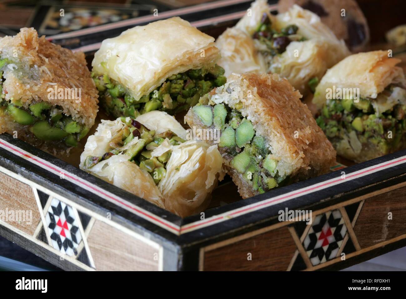 JOR, de Jordania, Ammán: árabe dulces típicos, pistacho, allmonds wraped en  hojaldre | Fotografía de stock - Alamy