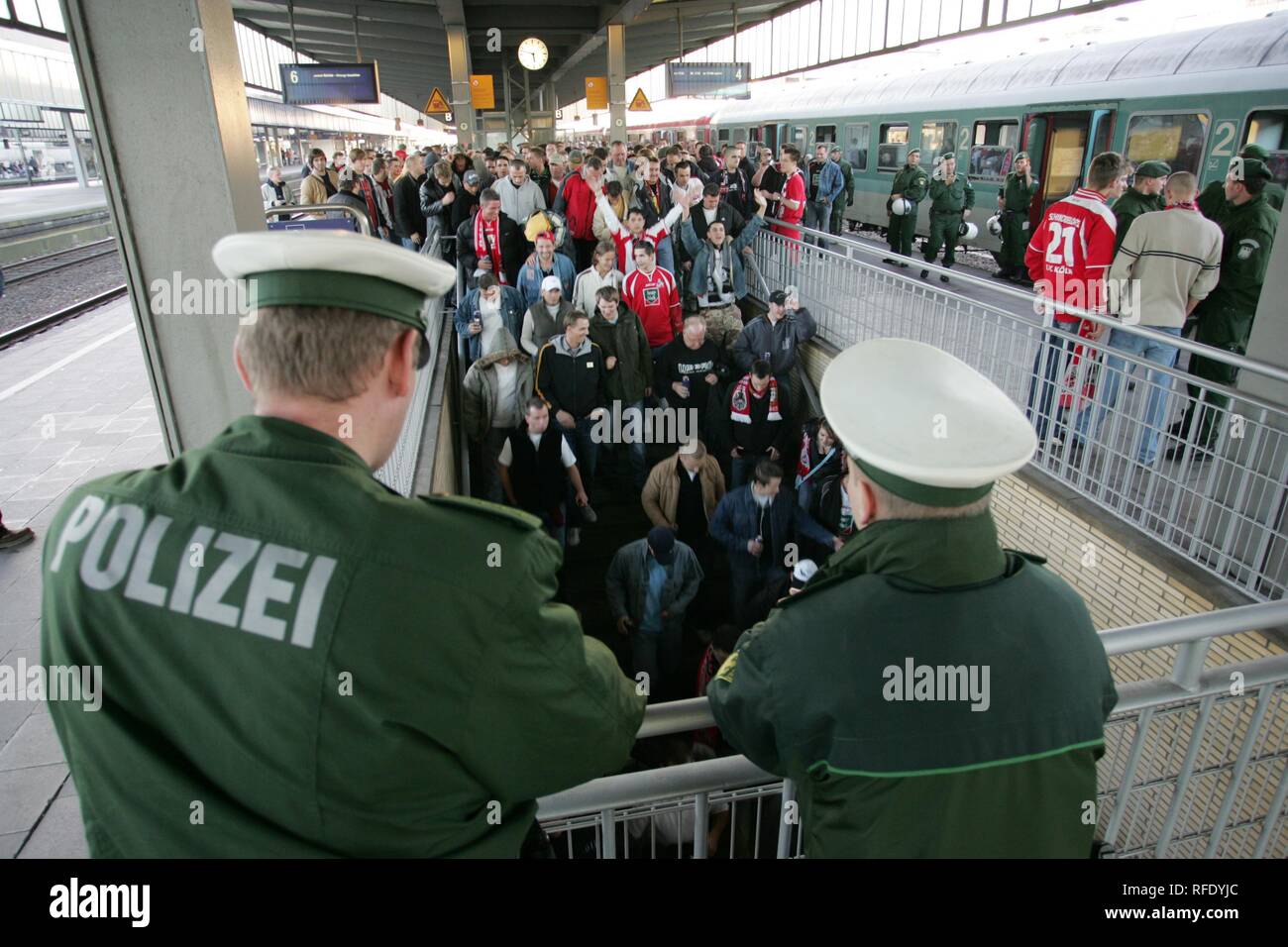 Operación policial en un partido de fútbol, Essen, Alemania Foto de stock